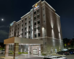 A nighttime shot of Comfort Suites in Cincinnati, OH
