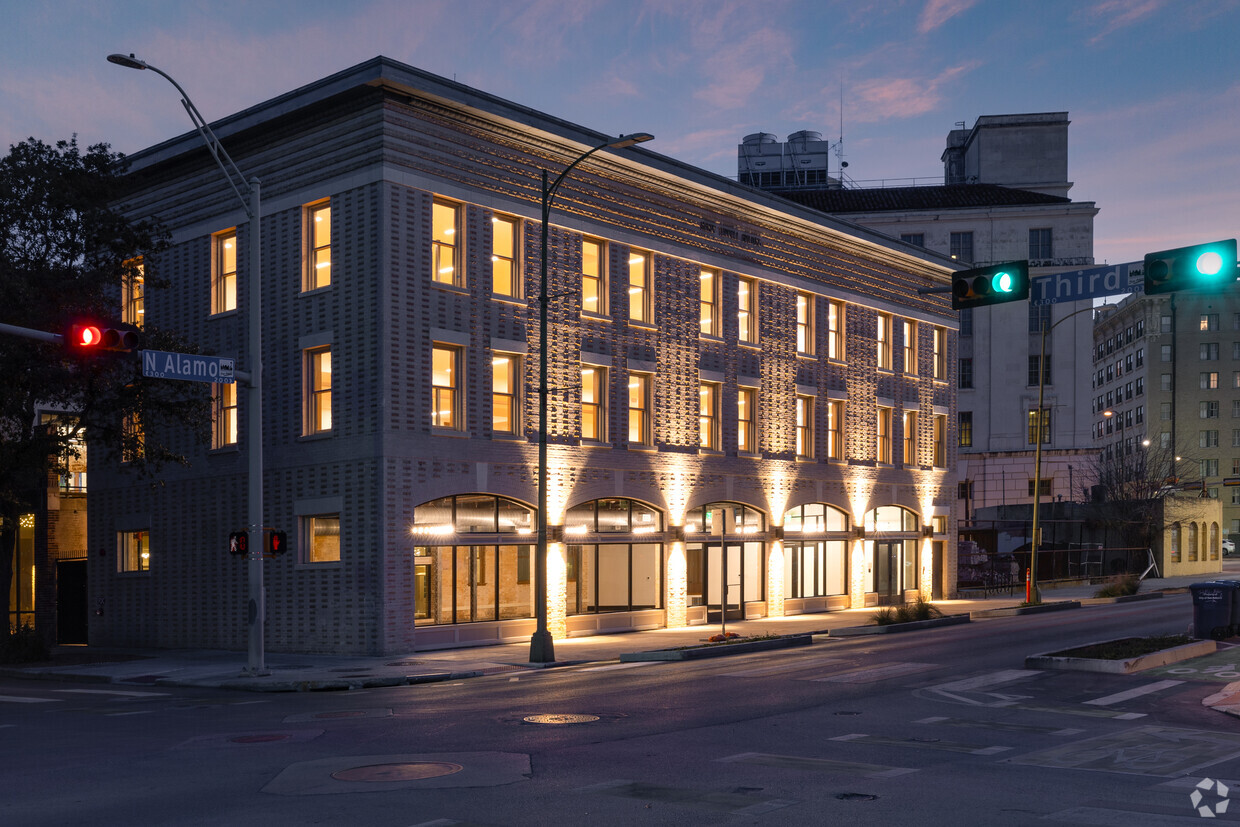 Alamo-exterior-Night